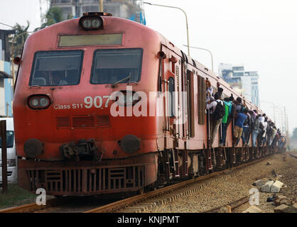 Colombo, Sri Lanka. Dec 12, 2017. Les passagers sri-lankais d'essayer un accrocher sur le train à la gare Bambalapitiya pendant une grève des chemins de fer à Colombo Sri Lanka le 12 décembre 2017 Crédit : Lahiru Harshana/Alamy Live News Banque D'Images