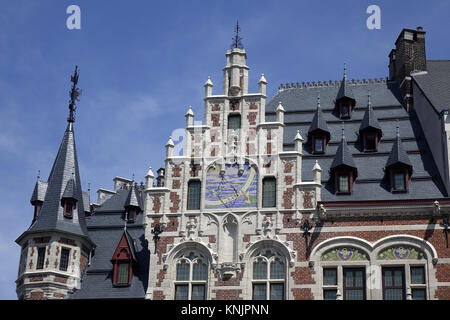 Bruxelles, Belgique. 25 Juin, 2017. Le cadran solaire sur la façade richement décorée d'hôtels Ravenstein sur Rue Ravenstein 23 dans la capitale belge Bruxelles, représenté sur 23.06.2017. L'édifice de brique avec ses nombreuses tours, c'est ce qui reste de la résidence de la maison de Clèves, construit au 15ème siècle. En tant que tel, il est le dernier bâtiment de la période bourguignonne, à Bruxelles. - Pas de service de fil - Crédit : Sascha Steinach/dpa-Zentralbild/dpa | dans le monde d'utilisation/dpa/Alamy Live News Banque D'Images