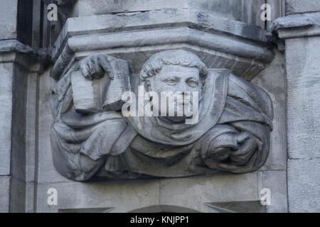 Bruxelles, Belgique. 25 Juin, 2017. Une sculpture en pierre d'un homme pointant à l'ouvrir la page d'un livre dans sa main droite, à l'hôtel de ville à la Grand Place de la capitale belge Bruxelles, représenté sur 25.06.2017. L'hôtel de ville (Hôtel de Ville : Français, Néerlandais : Het Stadhuis) a été construit entre 1401 et 1421 par Jacob van Tienen, élève de Jan van Osy. - Pas de service de fil - Crédit : Sascha Steinach/dpa-Zentralbild/dpa | dans le monde d'utilisation/dpa/Alamy Live News Banque D'Images