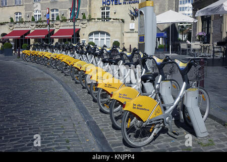 Des vélos de location de l'entreprise Villo ! Lors d'une station de location de voitures sur une rue à côté d'un hôtel et d'une chocolaterie dans la capitale belge Bruxelles, représenté sur 23.06.2017. Villo ! (Une combinaison des mots français 'Ville' (ville) et 'vélo' (location) est un programme de location de vélos en libre-service dans la région de Bruxelles Capitale. Il y a environ 350 stations (en avril 2015) dans l'ensemble des municipalités de la région de Bruxelles Capitale. - Pas de service de fil - Photo : Sascha Steinach/dpa-Zentralbild/dpa | conditions dans le monde entier Banque D'Images