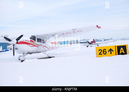 L'aérodrome de Shobdon, Herefordshire - Décembre 2017 - La neige et la glace à l'aérodrome de Shobdon Herefordshire en milieu rural ont fermé le terrain d'appareils comme ce Cessna 182 en attente d'un dégel dans le temps. Crédit : Steven Mai/Alamy Live News Banque D'Images