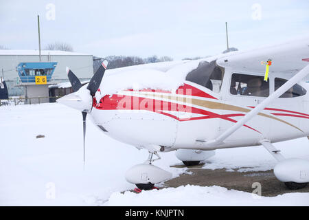 L'aérodrome de Shobdon, Herefordshire - Décembre 2017 - La neige et la glace à l'aérodrome de Shobdon Herefordshire en milieu rural ont fermé le terrain d'appareils comme ce Cessna 182 en attente d'un dégel dans le temps. Crédit : Steven Mai/Alamy Live News Banque D'Images