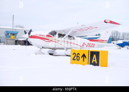 L'aérodrome de Shobdon, Herefordshire - Décembre 2017 - La neige et la glace à l'aérodrome de Shobdon Herefordshire en milieu rural ont fermé le terrain d'appareils comme ce Cessna 182 en attente d'un dégel dans le temps. Crédit : Steven Mai/Alamy Live News Banque D'Images