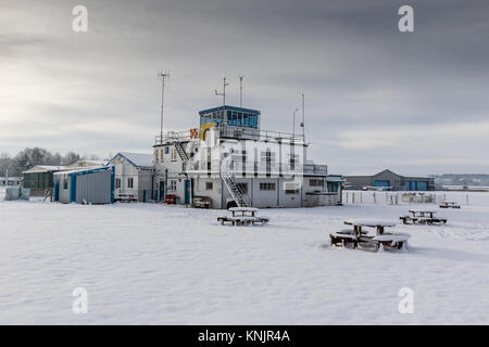 Wolverhampton Halfpenny Green Airport, Bobbington, UK. Dec 12, 2017. À la plus froide nuit de l'année jusqu'à présent, la nuit avec des températures chutant à - 10c dans certaines régions de Staffordshire et le Shropshire, le gel et la neige continuent d'ajouter des perturbations. Wolverhampton Halfpenny Green Airport qui se trouve sur la frontière des deux comtés restait fermé recouvert de 5 pouces de neige et de glace. Bien que de nombreux appareils ont été enveloppé contre les intempéries a peu d'embout à leurs récits sous le poids de la neige et de la glace. Crédit : Paul Botte/Alamy Live News Banque D'Images