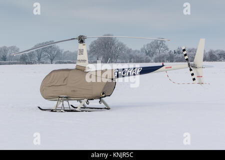 Wolverhampton Halfpenny Green Airport, Bobbington, UK. Dec 12, 2017. À la plus froide nuit de l'année jusqu'à présent, la nuit avec des températures chutant à - 10c dans certaines régions de Staffordshire et le Shropshire, le gel et la neige continuent d'ajouter des perturbations. Wolverhampton Halfpenny Green Airport qui se trouve sur la frontière des deux comtés restait fermé recouvert de 5 pouces de neige et de glace. Bien que de nombreux appareils ont été enveloppé contre les intempéries a peu d'embout à leurs récits sous le poids de la neige et de la glace. Crédit : Paul Botte/Alamy Live News Banque D'Images