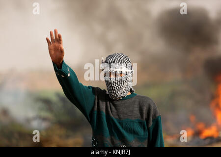 (Attention : contenu graphique) Khan Yunis, la bande de Gaza, territoire palestinien. Dec 12, 2017. Des affrontements avec les forces de sécurité. Credit : ZUMA Press, Inc./Alamy Live News Banque D'Images