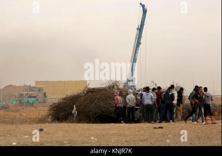 (Attention : contenu graphique) Khan Yunis, la bande de Gaza, territoire palestinien. Dec 12, 2017. Des affrontements avec les forces de sécurité. Credit : ZUMA Press, Inc./Alamy Live News Banque D'Images