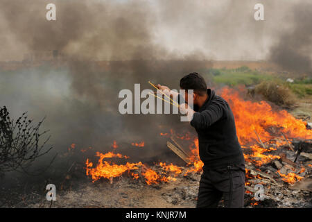 (Attention : contenu graphique) Khan Yunis, la bande de Gaza, territoire palestinien. Dec 12, 2017. Des affrontements avec les forces de sécurité. Credit : ZUMA Press, Inc./Alamy Live News Banque D'Images