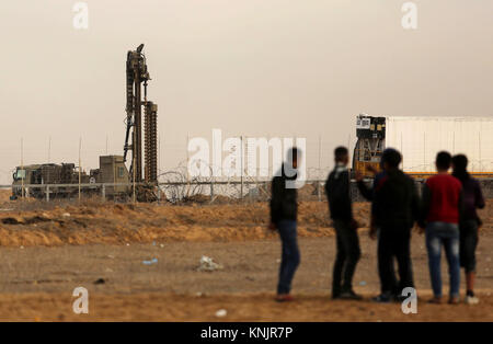 (Attention : contenu graphique) Khan Yunis, la bande de Gaza, territoire palestinien. Dec 12, 2017. Des affrontements avec les forces de sécurité. Credit : ZUMA Press, Inc./Alamy Live News Banque D'Images