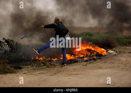 (Attention : contenu graphique) Khan Yunis, la bande de Gaza, territoire palestinien. Dec 12, 2017. Des affrontements avec les forces de sécurité. Credit : ZUMA Press, Inc./Alamy Live News Banque D'Images