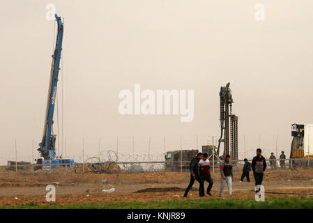 (Attention : contenu graphique) Khan Yunis, la bande de Gaza, territoire palestinien. Dec 12, 2017. Des affrontements avec les forces de sécurité. Credit : ZUMA Press, Inc./Alamy Live News Banque D'Images