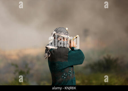 (Attention : contenu graphique) Khan Yunis, la bande de Gaza, territoire palestinien. Dec 12, 2017. Des affrontements avec les forces de sécurité. Credit : ZUMA Press, Inc./Alamy Live News Banque D'Images