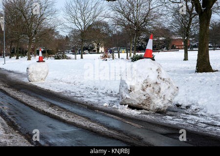 Les farceurs créez d'énormes boules de neige et les rouler dans de route étroite causant encore plus de problèmes de trafic indésirable Banque D'Images