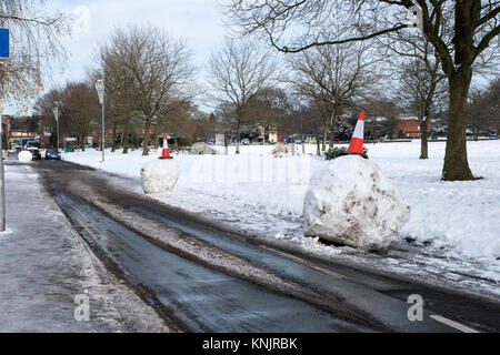 Les farceurs créez d'énormes boules de neige et les rouler dans de route étroite causant encore plus de problèmes de trafic indésirable Banque D'Images