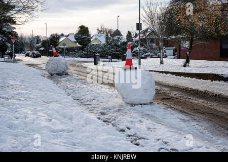 Les farceurs créez d'énormes boules de neige et les rouler dans de route étroite causant encore plus de problèmes de trafic indésirable Banque D'Images