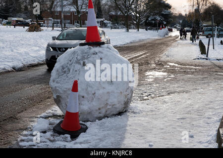 Les farceurs créez d'énormes boules de neige et les rouler dans de route étroite causant encore plus de problèmes de trafic indésirable Banque D'Images