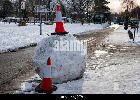 Les farceurs créez d'énormes boules de neige et les rouler dans de route étroite causant encore plus de problèmes de trafic indésirable Banque D'Images