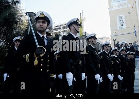 Le Pirée, Grèce. Dec 12, 2017. Policiers Port vu durant la célébration de la mémoire de Saint Spyridon.L'année '' 'litanie de Saint Spyridon' est célébrer dans la ville portuaire du Pirée pour marquer le rôle de Saint Spyridon son rôle dans la défense de l'île de Corfou. Le jour de fête dans l'Est est célébrée le samedi juste avant '' 'Cheesefare Samedi' ainsi le 12 décembre, pour l'Est et l'ouest, elle tombe le 25 décembre et le 14 décembre avec le calendrier grégorien moderne. Credit : Georgios Zachos/SOPA/ZUMA/Alamy Fil Live News Banque D'Images