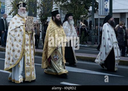 Le Pirée, Grèce. Dec 12, 2017. Prêtres vu marcher dans les rues durant la célébration de la mémoire de Saint Spyridon.L'année '' 'litanie de Saint Spyridon' est célébrer dans la ville portuaire du Pirée pour marquer le rôle de Saint Spyridon son rôle dans la défense de l'île de Corfou. Le jour de fête dans l'Est est célébrée le samedi juste avant '' 'Cheesefare Samedi' ainsi le 12 décembre, pour l'Est et l'ouest, elle tombe le 25 décembre et le 14 décembre avec le calendrier grégorien moderne. Credit : Georgios Zachos/SOPA/ZUMA/Alamy Fil Live News Banque D'Images