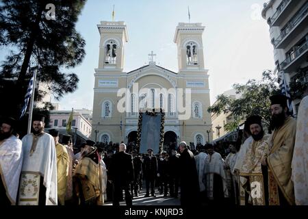 Le Pirée, Grèce. Dec 12, 2017. La sainte icône de Saint Spyridon passe devant la police de Port en dehors de l'église orthodoxe de Saint Spyridons durant la célébration de la mémoire de Saint Spyridon.L'année '' 'litanie de Saint Spyridon' est célébrer dans la ville portuaire du Pirée pour marquer le rôle de Saint Spyridon son rôle dans la défense de l'île de Corfou. Le jour de fête dans l'Est est célébrée le samedi juste avant '' 'Cheesefare Samedi' ainsi le 12 décembre, pour l'Est et l'ouest, elle tombe le 25 décembre et le 14 décembre avec le calendrier grégorien moderne. (Crédit Image : © Geo Banque D'Images