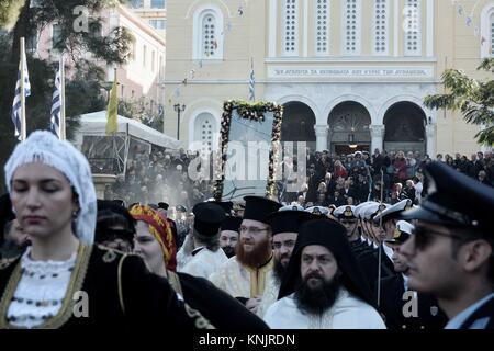 Le Pirée, Grèce. Dec 12, 2017. La sainte icône de Saint Spyridon passe devant la police de Port en dehors de l'église orthodoxe de Saint Spyridons durant la célébration de la mémoire de Saint Spyridon.L'année '' 'litanie de Saint Spyridon' est célébrer dans la ville portuaire du Pirée pour marquer le rôle de Saint Spyridon son rôle dans la défense de l'île de Corfou. Le jour de fête dans l'Est est célébrée le samedi juste avant '' 'Cheesefare Samedi' ainsi le 12 décembre, pour l'Est et l'ouest, elle tombe le 25 décembre et le 14 décembre avec le calendrier grégorien moderne. (Crédit Image : © Geo Banque D'Images