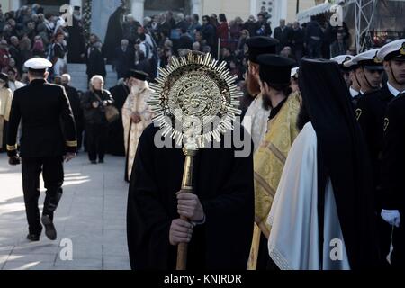 Le Pirée, Grèce. Dec 12, 2017. Un enfant orthodoxe vu en dehors de l'Eglise orthodoxe de Saint Spyridon durant la célébration de la mémoire de Saint Spyridon.L'année '' 'litanie de Saint Spyridon' est célébrer dans la ville portuaire du Pirée pour marquer le rôle de Saint Spyridon son rôle dans la défense de l'île de Corfou. Le jour de fête dans l'Est est célébrée le samedi juste avant '' 'Cheesefare Samedi' ainsi le 12 décembre, pour l'Est et l'ouest, elle tombe le 25 décembre et le 14 décembre avec le calendrier grégorien moderne. Credit : Georgios Zachos/SOPA/ZUMA/Alamy Fil Live News Banque D'Images