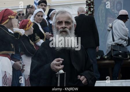 Le Pirée, Grèce. Dec 12, 2017. Un prêtre orthodoxe vu l'extérieur de l'église orthodoxe de Saint Spyridon durant la célébration de la mémoire de Saint Spyridon.L'année '' 'litanie de Saint Spyridon' est célébrer dans la ville portuaire du Pirée pour marquer le rôle de Saint Spyridon son rôle dans la défense de l'île de Corfou. Le jour de fête dans l'Est est célébrée le samedi juste avant '' 'Cheesefare Samedi' ainsi le 12 décembre, pour l'Est et l'ouest, elle tombe le 25 décembre et le 14 décembre avec le calendrier grégorien moderne. Credit : Georgios Zachos/SOPA/ZUMA/Alamy Fil Live News Banque D'Images