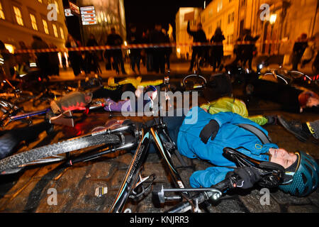 Prague, République tchèque. Dec 11, 2017. Groupe Auto*Mat organiser un happening, pour protester contre les restrictions de la randonnée à vélo le long des pistes cyclables dans le centre de Prague, à la Place Krizovnicke, Prague, République tchèque, le lundi 11 décembre 2017. Photo : CTK Vit Simanek/Photo/Alamy Live News Banque D'Images