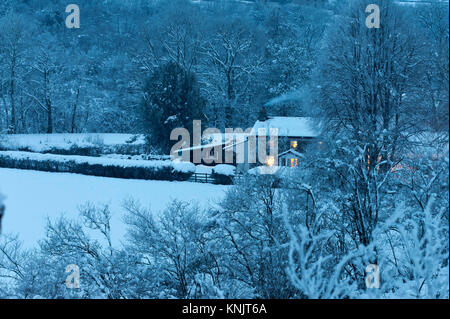 Newbridge-on-Wye, Powys, Wales, UK. Dec 12, 2017. Un chalet est vu au crépuscule près de Newbridge-on-Wye dans Powys, Pays de Galles, Royaume-Uni. Les températures ont chuté à environ moins 8 degrés Celsius la nuit dernière à Powys, au Royaume-Uni. Credit : Graham M. Lawrence/Alamy Live News Banque D'Images