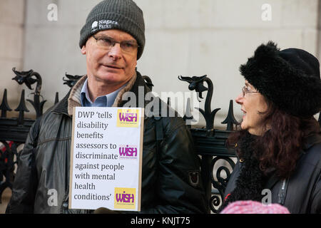 Londres, Royaume-Uni. Dec 12, 2017. Mobilité des militants du peuple contre les coupes (CAPD), de la santé mentale Réseau de résistances et WinVisible organiser une manifestation silencieuse devant la Royal Courts of Justice à l'appui d'une contestation juridique par une femme avec la détresse mentale contre l'indépendance personnelle du gouvernement (PIP) règles de paiement. Credit : Mark Kerrison/Alamy Live News Banque D'Images