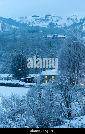 Newbridge-on-Wye, Powys, Wales, UK. Dec 12, 2017. Un chalet est vu au crépuscule près de Newbridge-on-Wye dans Powys, Pays de Galles, Royaume-Uni. Les températures ont chuté à environ moins 8 degrés Celsius la nuit dernière à Powys, au Royaume-Uni. Credit : Graham M. Lawrence/Alamy Live News Banque D'Images