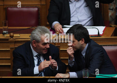 Athènes, Grèce. Dec 12, 2017. À droite, c'est George Chouliarakis, l'autre ministre des Finances en Grèce. Premier jour du budget de l'État Débat au parlement grec. Le gouvernement de Syriza et Anel présentent ce qu'ils promouvoir comme le "dernier état badget en temps de protocole". Credit : Ioannis Mantas/Alamy Live News Banque D'Images