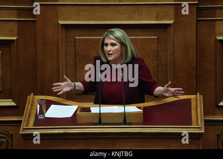 Athènes, Grèce. Dec 12, 2017. Sofia Voultepsi, député du parti conservateur Nouvelle démocratie. Premier jour du budget de l'État Débat au parlement grec. Le gouvernement de Syriza et Anel présentent ce qu'ils promouvoir comme le "dernier état badget en temps de protocole". Credit : Ioannis Mantas/Alamy Live News Banque D'Images