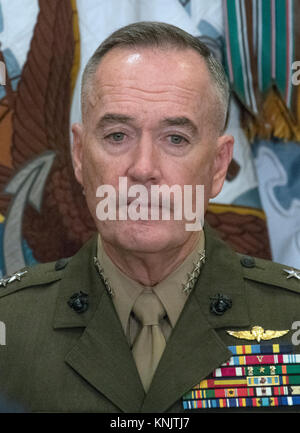 United States Marine Corps, le général Joseph F. Dunford Jr., président, Comité des chefs d'état-major, regarde-nous le Président Donald J. Trump fait de commentaires avant la signature d'H.R. 2810, National Defense Authorization Act pour l'exercice 2018, dans la Roosevelt Room de la Maison Blanche à Washington, DC le Mardi, Décembre 12, 2017. Credit : Ron Sachs/CNP /MediaPunch Banque D'Images