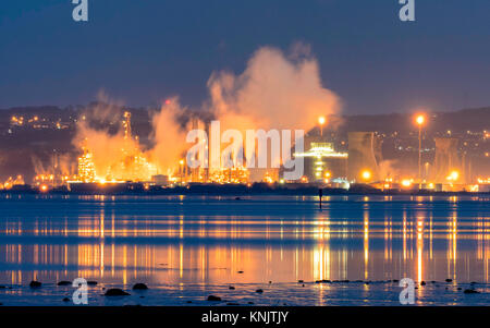 Grangemouth, Ecosse, Royaume-Uni. Dec 12, 2017. Vue de la nuit de la raffinerie de Grangemouth en Ecosse exploité par INEOS. Les prix mondiaux du pétrole brut Brent ont augmenté aujourd'hui parce que des réparations à l'oléoduc Forties menées par INEOS. Le pipeline fournit l'huile à la raffinerie. Credit : Iain Masterton/Alamy Live News Banque D'Images