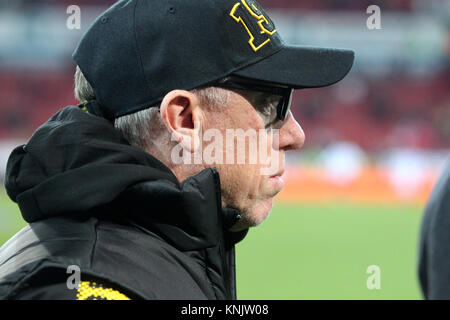 Mainz, Allemagne. Dec 12, 2017. Le nouvel entraîneur de Dortmund Peter Stoeger arrive au stade avant la Bundesliga match de foot entre FSV Mainz 05 et Borussia Dortmund dans l'Opel Arena à Mainz, Allemagne, 12 décembre 2017. (CONDITIONS D'EMBARGO - ATTENTION : En raison de la lignes directrices d'accréditation, le LDF n'autorise la publication et l'utilisation de jusqu'à 15 photos par correspondance sur internet et dans les médias en ligne pendant le match.) Crédit : Thomas Frey/dpa/Alamy Live News Banque D'Images