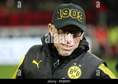 Mainz, Allemagne. Dec 12, 2017. Le nouvel entraîneur de Dortmund Peter Stoeger arrive au stade avant la Bundesliga match de foot entre FSV Mainz 05 et Borussia Dortmund dans l'Opel Arena à Mainz, Allemagne, 12 décembre 2017. (CONDITIONS D'EMBARGO - ATTENTION : En raison de la lignes directrices d'accréditation, le LDF n'autorise la publication et l'utilisation de jusqu'à 15 photos par correspondance sur internet et dans les médias en ligne pendant le match.) Crédit : Thomas Frey/dpa/Alamy Live News Banque D'Images