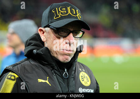 Mainz, Allemagne. Dec 12, 2017. Le nouvel entraîneur de Dortmund Peter Stoeger arrive au stade avant la Bundesliga match de foot entre FSV Mainz 05 et Borussia Dortmund dans l'Opel Arena à Mainz, Allemagne, 12 décembre 2017. (CONDITIONS D'EMBARGO - ATTENTION : En raison de la lignes directrices d'accréditation, le LDF n'autorise la publication et l'utilisation de jusqu'à 15 photos par correspondance sur internet et dans les médias en ligne pendant le match.) Crédit : Thomas Frey/dpa/Alamy Live News Banque D'Images