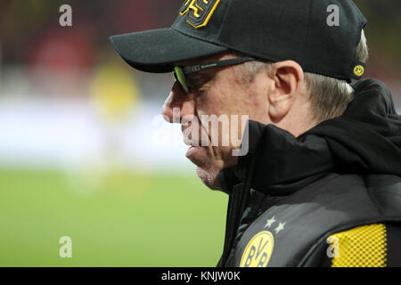 Mainz, Allemagne. Dec 12, 2017. Le nouvel entraîneur de Dortmund Peter Stoeger arrive au stade avant la Bundesliga match de foot entre FSV Mainz 05 et Borussia Dortmund dans l'Opel Arena à Mainz, Allemagne, 12 décembre 2017. (CONDITIONS D'EMBARGO - ATTENTION : En raison de la lignes directrices d'accréditation, le LDF n'autorise la publication et l'utilisation de jusqu'à 15 photos par correspondance sur internet et dans les médias en ligne pendant le match.) Crédit : Thomas Frey/dpa/Alamy Live News Banque D'Images