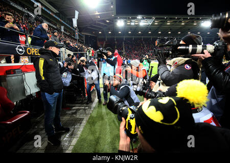 Le nouvel entraîneur de Dortmund Peter Stoeger est entouré de photographes avant la Bundesliga match de foot entre FSV Mainz 05 et Borussia Dortmund dans l'Opel Arena à Mainz, Allemagne, 12 décembre 2017. (CONDITIONS D'EMBARGO - ATTENTION : En raison de la lignes directrices d'accréditation, le LDF n'autorise la publication et l'utilisation de jusqu'à 15 photos par correspondance sur internet et dans les médias en ligne pendant le match.) Photo : Thomas Frey/dpa Banque D'Images