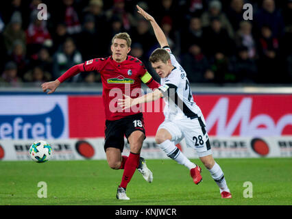 Mathias Ginter de Moenchengladbach (R) et Fribourg Nils Petersen (L) rivalisent pour le ballon pendant le match de football Bundesliga allemande entre Fribourg et Borussia Moenchengladbach dans le Schwarzwald stadium à Freiburg im Breisgau, Allemagne, 12 décembre 2017. (CONDITIONS D'EMBARGO - ATTENTION : En raison de la lignes directrices d'accréditation, le LDF n'autorise la publication et l'utilisation de jusqu'à 15 photos par correspondance sur internet et dans les médias en ligne pendant le match.) Photo : Steffen Schmidt/dpa Banque D'Images