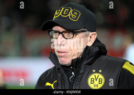 Mainz, Allemagne. Dec 12, 2017. Le nouvel entraîneur de Dortmund Peter Stoeger arrive au stade avant la Bundesliga match de foot entre FSV Mainz 05 et Borussia Dortmund dans l'Opel Arena à Mainz, Allemagne, 12 décembre 2017. (CONDITIONS D'EMBARGO - ATTENTION : En raison de la lignes directrices d'accréditation, le LDF n'autorise la publication et l'utilisation de jusqu'à 15 photos par correspondance sur internet et dans les médias en ligne pendant le match.) Crédit : Thomas Frey/dpa/Alamy Live News Banque D'Images