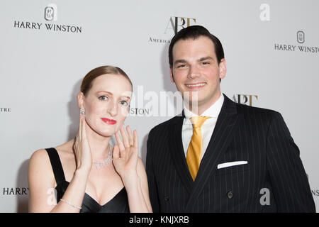 Beverly Hills, États-Unis d'Amérique, Califronia. Dec 11, 2017. Gillian Murphy et Michael Cavarallo, manager chez Harry Winston, assistant à l'American Ballet Theatre Vacances annuel dîner-bénéfice et le rendement au Beverly Hilton Hotel à Beverly Hills, Californie le 11 décembre 2017. L'avantage a été parrainé par Harry Winston, bijoux de qualité, et les performances de danseurs principaux Stella Abrera, Misty Copeland, Gillian Murphy, Hee Seo, et d'autres. Credit : Sheri Determan/Alamy Live News Banque D'Images