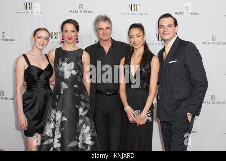Beverly Hills, États-Unis d'Amérique, Califronia. Dec 11, 2017. Gillian Murphy, Kara Medoff Barnet, Kevin McKenzie, Stella Abrera, et Michael Cavarallo assistant à l'American Ballet Theatre Vacances annuel dîner-bénéfice et le rendement au Beverly Hilton Hotel à Beverly Hills, Californie le 11 décembre 2017. L'avantage a été parrainé par Harry Winston, bijoux de qualité, et les performances de danseurs principaux Stella Abrera, Misty Copeland, Gillian Murphy, Hee Seo, et d'autres. Credit : Sheri Determan/Alamy Live News Banque D'Images