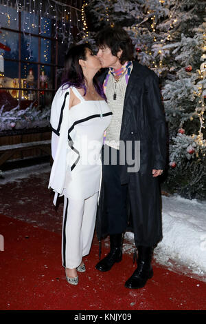 Rome, Italie. Dec 12, 2017. Rome, sont des studios, première du film "super vacances de Noël'. Dans l'image : Ronn Moss avec sa femme Devine Devasquez indépendant : Crédit Photo Agency/Alamy Live News Banque D'Images