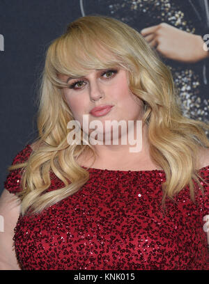 Hollywood, Californie, USA. Dec 12, 2017. Rebel Wilson arrive pour la première du film 'Pitch Perfect 3' au théâtre chinois. Credit : Lisa O'Connor/ZUMA/Alamy Fil Live News Banque D'Images