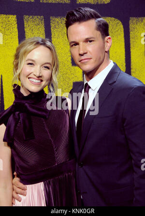 Hollywood, Etats-Unis. Dec 12, 2017. (L-R), actrice Kelley Jakle et l'acteur Mark Hapka assister à la première de Universal Pictures' 'Pitch Perfect 3' au Kodak Theater Le 12 décembre 2017 à Hollywood, Californie. Credit : Barry King/Alamy Live News Banque D'Images