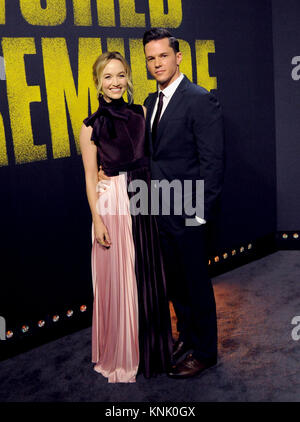 Hollywood, Etats-Unis. Dec 12, 2017. (L-R), actrice Kelley Jakle et l'acteur Mark Hapka assister à la première de Universal Pictures' 'Pitch Perfect 3' au Kodak Theater Le 12 décembre 2017 à Hollywood, Californie. Credit : Barry King/Alamy Live News Banque D'Images