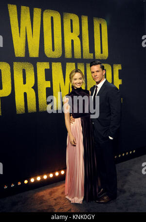 Hollywood, Etats-Unis. Dec 12, 2017. (L-R), actrice Kelley Jakle et l'acteur Mark Hapka assister à la première de Universal Pictures' 'Pitch Perfect 3' au Kodak Theater Le 12 décembre 2017 à Hollywood, Californie. Credit : Barry King/Alamy Live News Banque D'Images