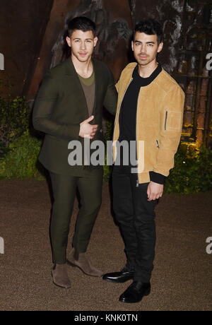 Hollywood, Californie. Dec 11, 2017. HOLLYWOOD, CA - le 11 décembre : les auteurs-compositeurs/acteurs Nick Jonas (L) et Joe Jonas assister à la première de Columbia Pictures' 'Jumanji : Bienvenue dans la jungle" au théâtre chinois de Grauman le 11 décembre 2017 à Hollywood, Californie. | Verwendung weltweit Credit : dpa/Alamy Live News Banque D'Images